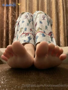 Footsiewithkitty - Nude feet and a cheeky bit of bum