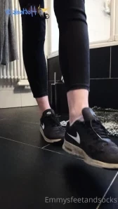 Emmyfeetandsocks - Soo sweaty now you have to clean the floor with