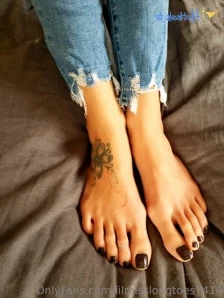 Lilmisslongtoes7410 - Can I crush your balls beneath my soles