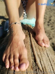 Lilmisslongtoes7410 - Hmmm what should I do today