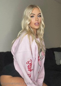 Rendoll - FREE SUBSCRIPTION She s hot and she got naughty in the