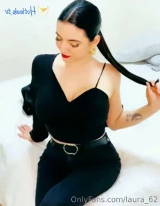 Laura_62 - Recuerda dejarme 40 likes para recibir un regalo muy hot