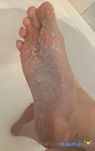 Kori_hallux - Relaxing my feet and long legs in the bathtub Plus some