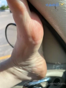 Queenofvans - Two pairs of feet Enjoy the lovely kinkykittysofia in