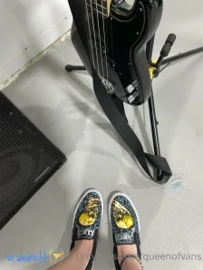 Queenofvans - Of course there s a tiny in my shoe he s always there