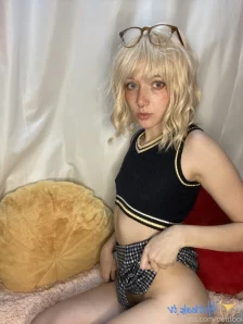 Petitboi - What peaks your interest you more lewd nude photo sets