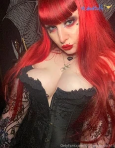 Lunarmoonwitch13 - Another pic with my tiddies out