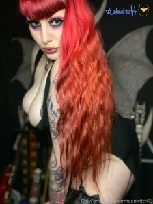 Lunarmoonwitch13 - My lips are peaking out but I can show you it all