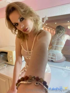 Linaroyalty - mmm get ready with me Who loves women the same way I