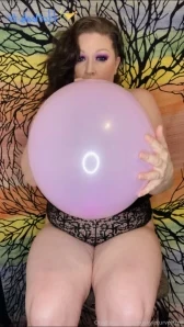 Alexiskylecurvesfree - 2 5 min blowing up a big pink balloon topless