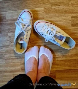 Sweatygamingfeet - Spreading my ass with my bare soles in the air ohhh