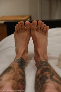 Male_feet_uk - It s hard getting out of bed when it s this cold