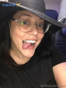 Missleanalee - Help me cum with it boys