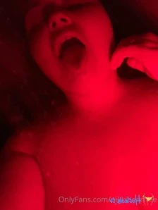 Nikkibearfree - Feeling so horny tonight Who wants to cum with me