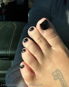 Mamashlee3 - Enjoying my new pedi