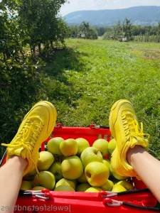 Jewelsfeetandtoes - Took a few photos before walking up to my friends