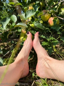 Jewelsfeetandtoes - Letting my sweaty feet air out