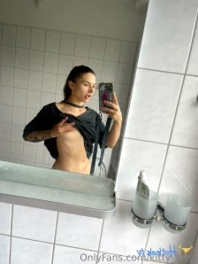 Kitty_berg - The future is female