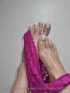 Reneesoftlyslenderfeet - Who wants to pay for my next pedicure Choose