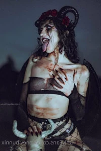Succubunny.free - I look good on my knees