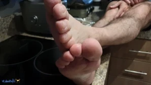 Menfeetlover - Unaware daddy taking off his sweaty socks after office