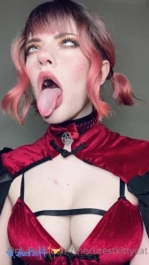 Thecutestkittycat - Velma taking her dildo and using her vibrator at