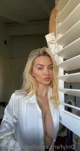 Lindseypelas - love an open shirt breeze