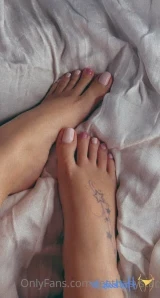 Feetbabystar - Alguien disponible para besarme