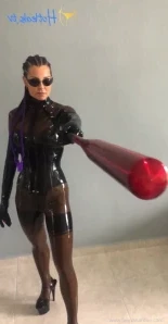 Hardonfelicia - Is there a dominant side in you that enjoys playing