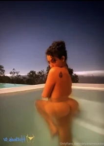 Deyanamounira - Suns out Buns out