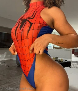 Kikiiib - Curves and soles for days