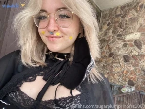 Getmeoffpls - Check your dms to see me spread without the shirt and