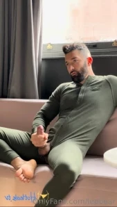 Leobear - When I bend over would you wanna be behind me or underneath