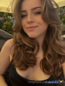 Emiliallure - do i look prettier with my hair up
