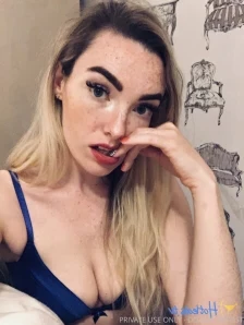 Celebdomme - END for dinner tip for a surprise
