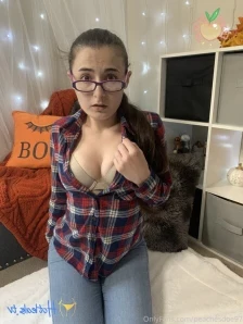Peachesdoe97 - Hurt my finger but the show must go on amp orgasms help