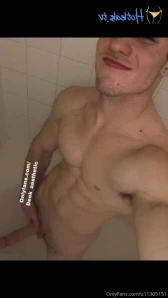 Deek_aesthetic - A little pre shower after the gym dance