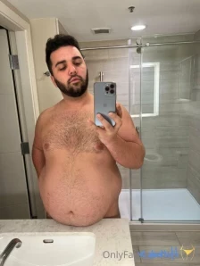 Gobig1 - A little bathroom belly play vid