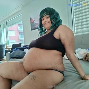 Curvypotchi - I love the angle for my belly