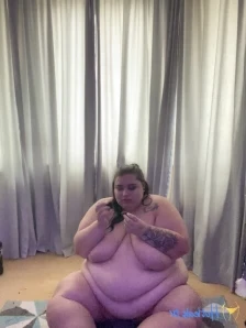 Sweetaspeachesss - Naked natural fat and happy on the stairs LETS