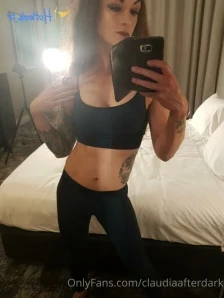 Claudiaafterdark - I m staying in a hotel room and I figured it would