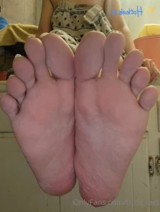 Trins_feet - My dirty feet need to be cleaned spotless asap