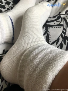 Sweatysockq - Look how big my foot prints are part 12