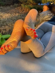 Islandbadgyaal - Oily feet for my fans Findom Onlyfans