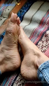 Olgainfinity - Soft wrinkled soles on the wood table