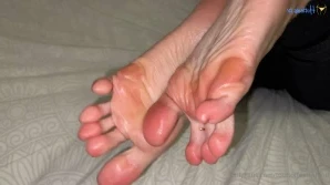 Toohotfeetforyou - Ouch again her big hands and fingers Yes feet also