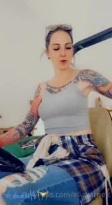 Ellabarnett - We ordered a pizza for our girl s night but none of us