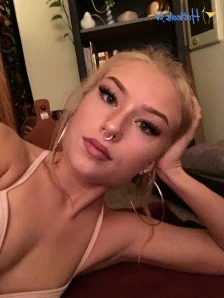 Lilbabybrexxx - Should I keep growing my bush out I think it s so cute