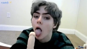 Pixyprince - Showing off my tiny bulge or big depends on your