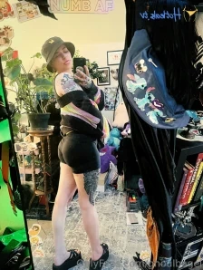 Ghoulbagel - Got a new toy and lotus pad from a lovely gifter and I